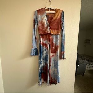 This incredibly soft tie-dye set wide leg and crop long sleeve top